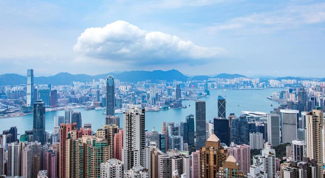 璀璨明珠中的香港，变革与挑战的交响曲