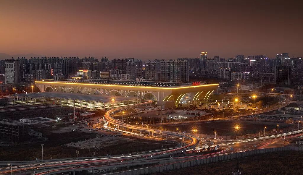 夜色石家庄，繁华街头的沧桑与活力交织